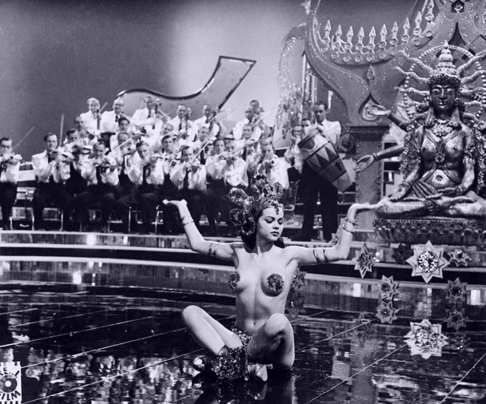 FabioMatteuzzi's tweet photo. #LayaRaki in #ThirdfromtheRight, 1950 @JosCarlosGmez7 @angeliquepoison @Panthera156 @ropatrokola @sluts_guts @wonderful_g @alexcooper81 @nnnnonnon1 @Farrah88760586 @lecinema_ @Pareja7278 #50smovies @DavidKaydence https://t.co/ADFfSYANrd