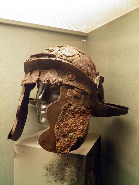Then at some point in the 15th C, Italians discovered art or archeological evidence of Greek & Roman helms from the ancient world.Roman......................... Corinthian