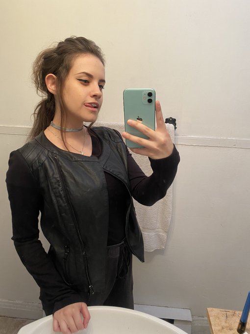 no boobs today. hope u like my head https://t.co/KKgndT7mxZ