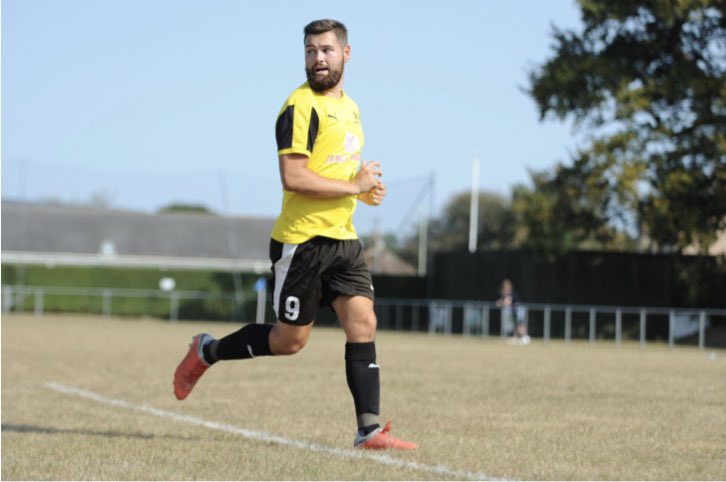Skipper duties 💪🏼 Love this club 💛🖤🐝 <a href="/fc_harpers/">FelixstoweHarpersFC</a>