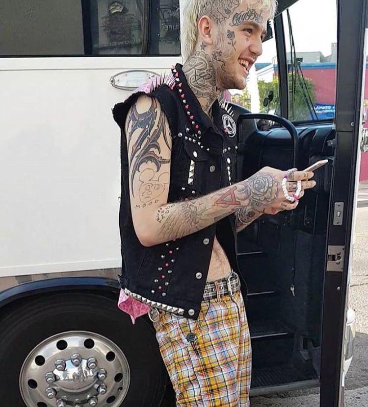 november 15 2017. the bus arrived in tucson and, by the afternoon, peep was outside meeting and chatting with fans. here are pictures from that day.