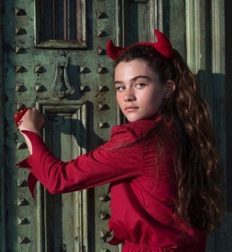 ➤ lola flanery as amoung us; a thread