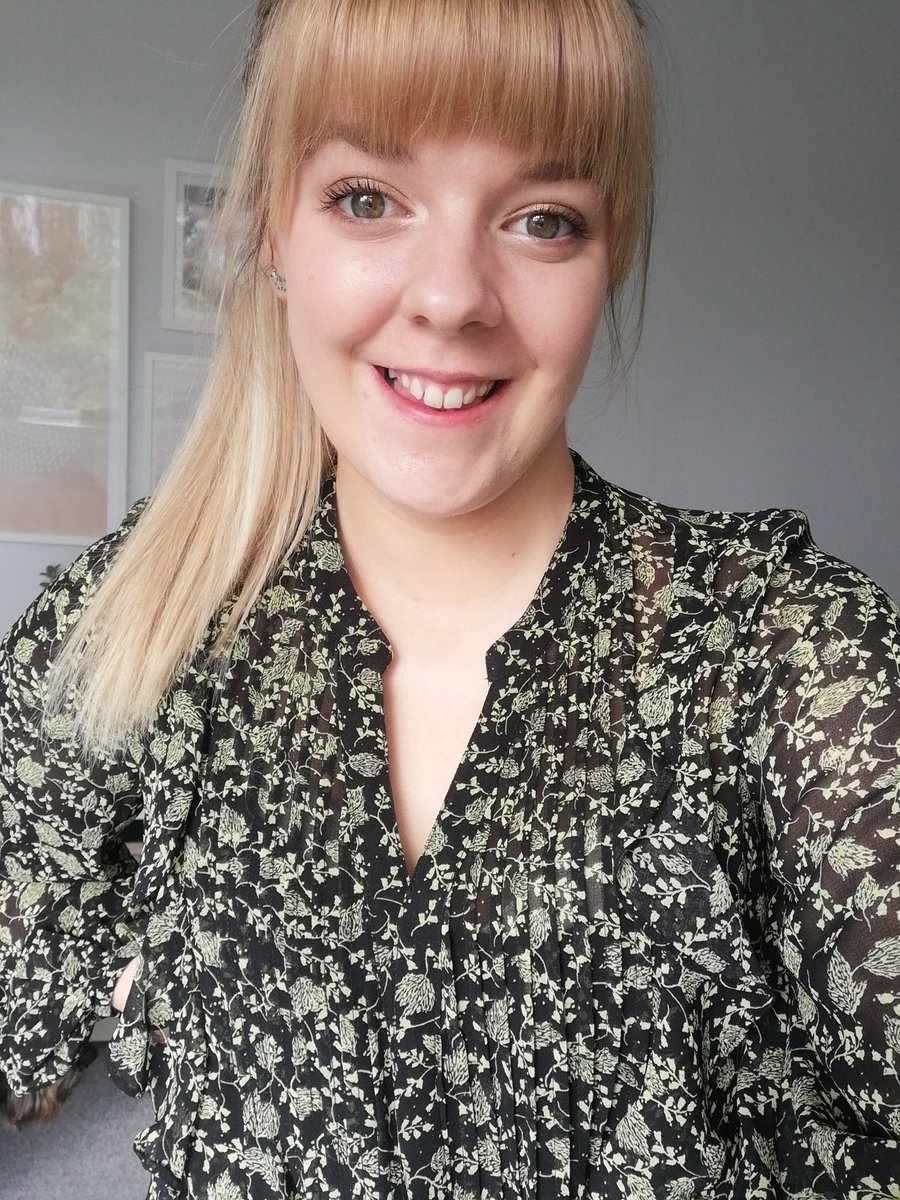 MV_AlexKnight's tweet photo. Loving the new Brooke blouse as my newest uniform styled with the original Houston's 😍 Gives me all the autumn vibes 🍂🌲 @HelenMintVelvet https://t.co/jzYs5HIkMm