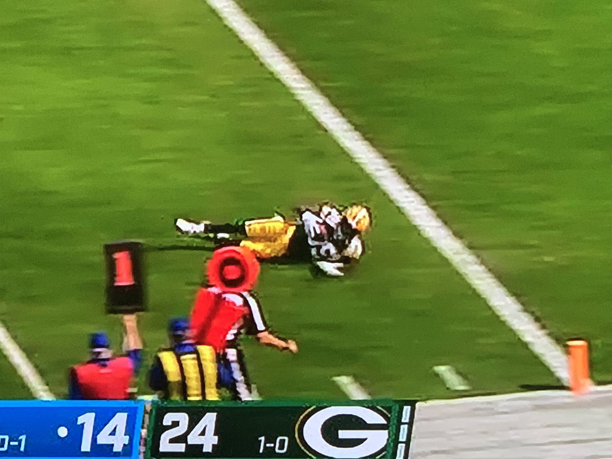 TomStevens54's tweet photo. I know Green Bay would have scored eventually but how is this called a touchdown and then held up? He’s not even to the 1 yard line! #NFL#DetroitLions. https://t.co/92JK0ydvxc