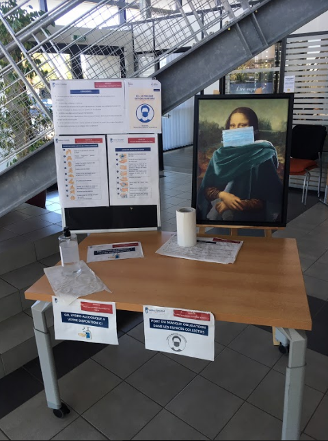 C’est la rentrée #PopUpRÉNO ! Et même notre célèbre Joconde n’a pas pu échapper au dernier accessoire à la mode! #DétournementDétourné #Sensibilisation Les nouveaux conseillers de la Team 2020 se préparent pour aller à la rencontre du public et parler confort et rénovation 😀