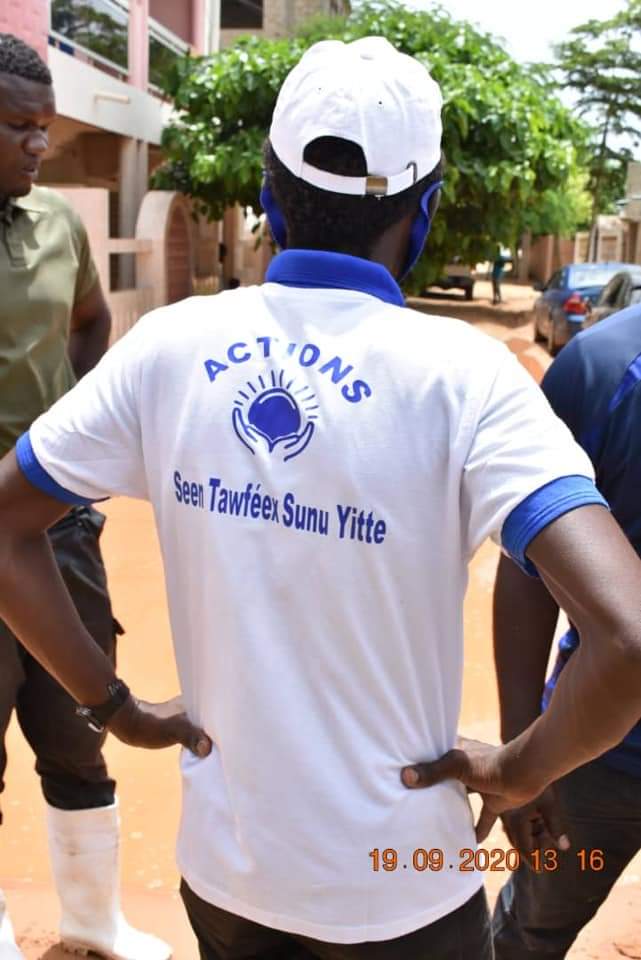 DiopCasa's tweet photo. Voilà un homme qui s'expose au soleil avc ses militants pour contribuer au bien-être des Sénégalais.Voila un homme qui est au service de ses semblables, et au quotidien .Respects Professeur Daouda Ndiaye. https://t.co/Cz5TYOLCFa