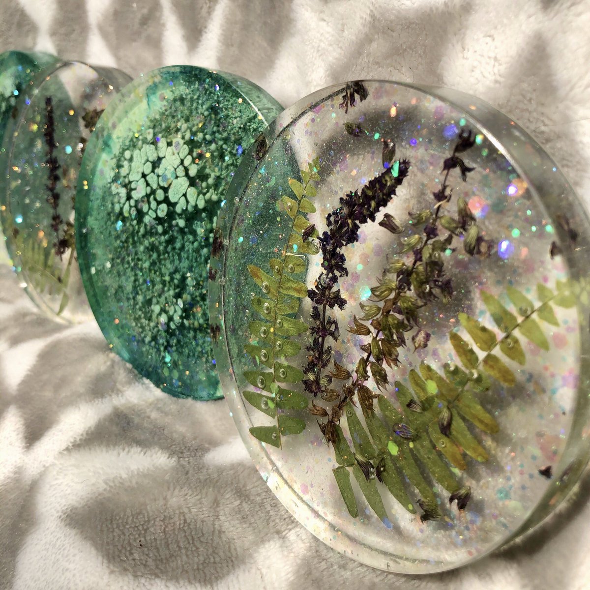 dripsbymac's tweet photo. Botanical coasters🌿💜

These beauties are made from Blue Salvia and Fern leaves...cut, pressed, and dried by yours truly✨

$46 shipped, DM‘s are open! https://t.co/UqgWe1r4Im