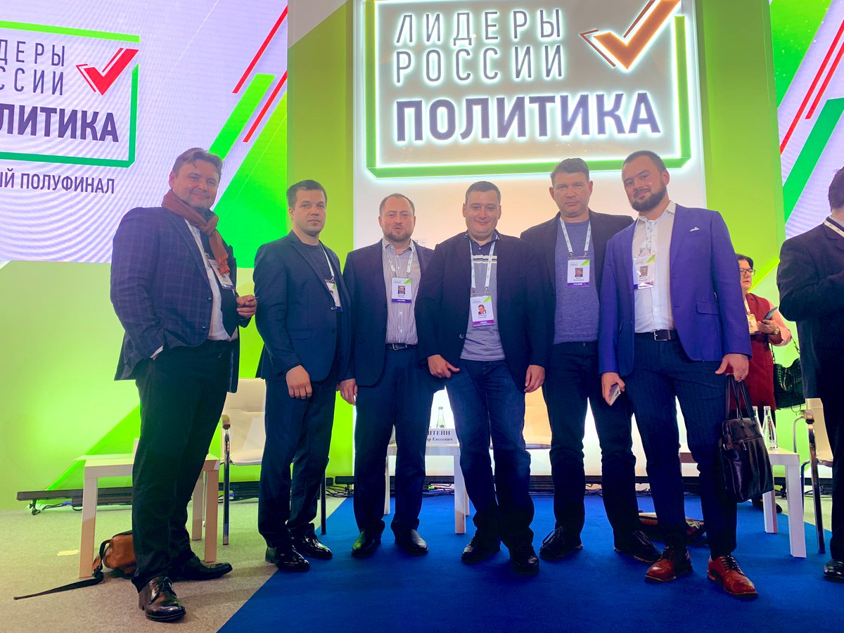 Впервые поучаствовал в панельной дискуссии полуфинала <a href="/politleaders/">Лидеры России. Политика</a> в качестве наставника. Мне было интересно; надеюсь - и участникам тоже. Более 200 активных и энергичных людей со всей страны, в т.ч. из Самарского региона (на фото). Будем учиться друг у друга