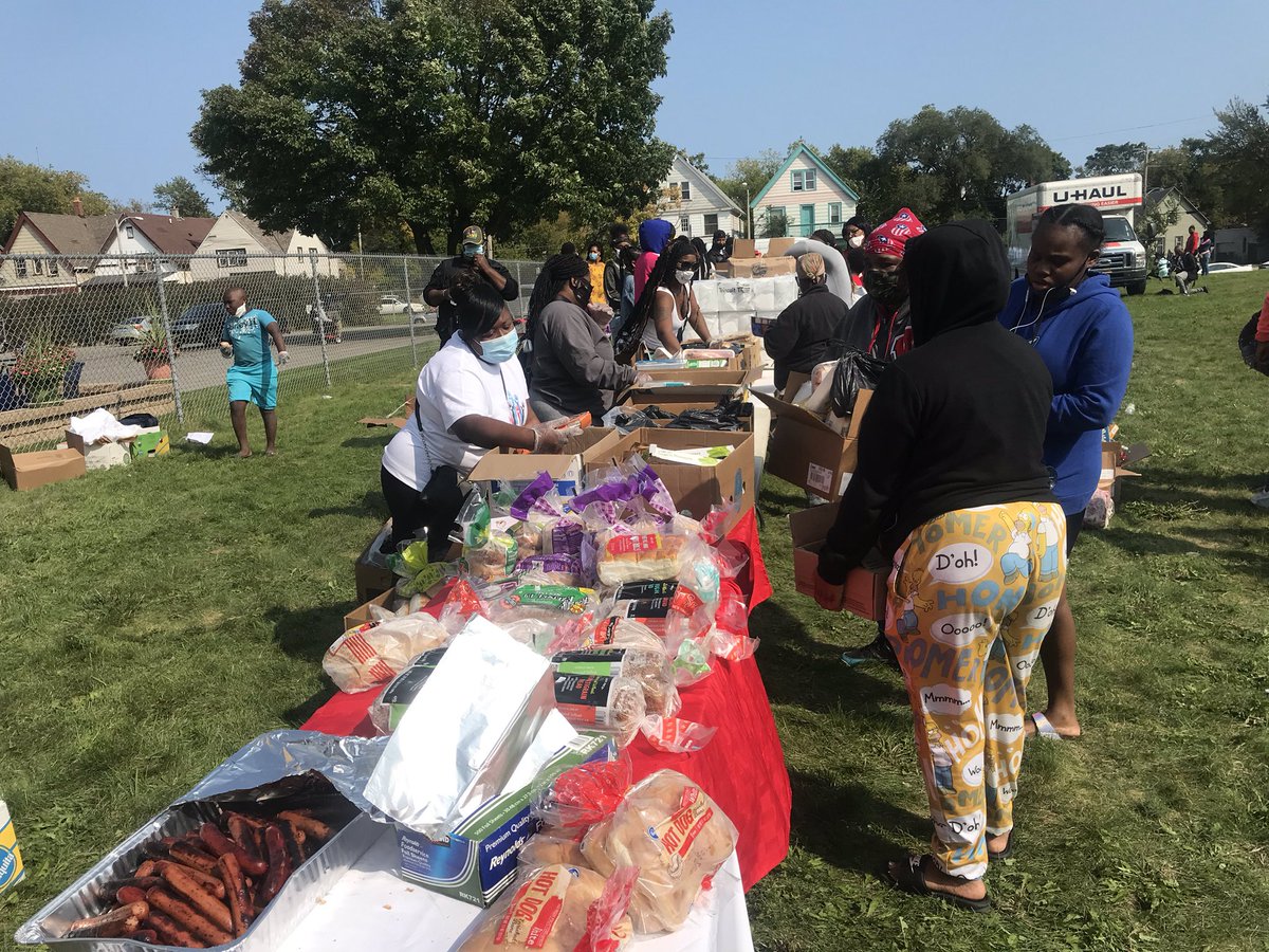 GidTruth's tweet image. Community: I’m here at the Rock Da Block event where hundreds of locals have gathered on 35th and center for free food, info, supplies and music. The organizers tell me they will be here til everything is gone.  @tmj4 #tmj4 #RockDaBlock #dreamteammke #mke #milwaukee