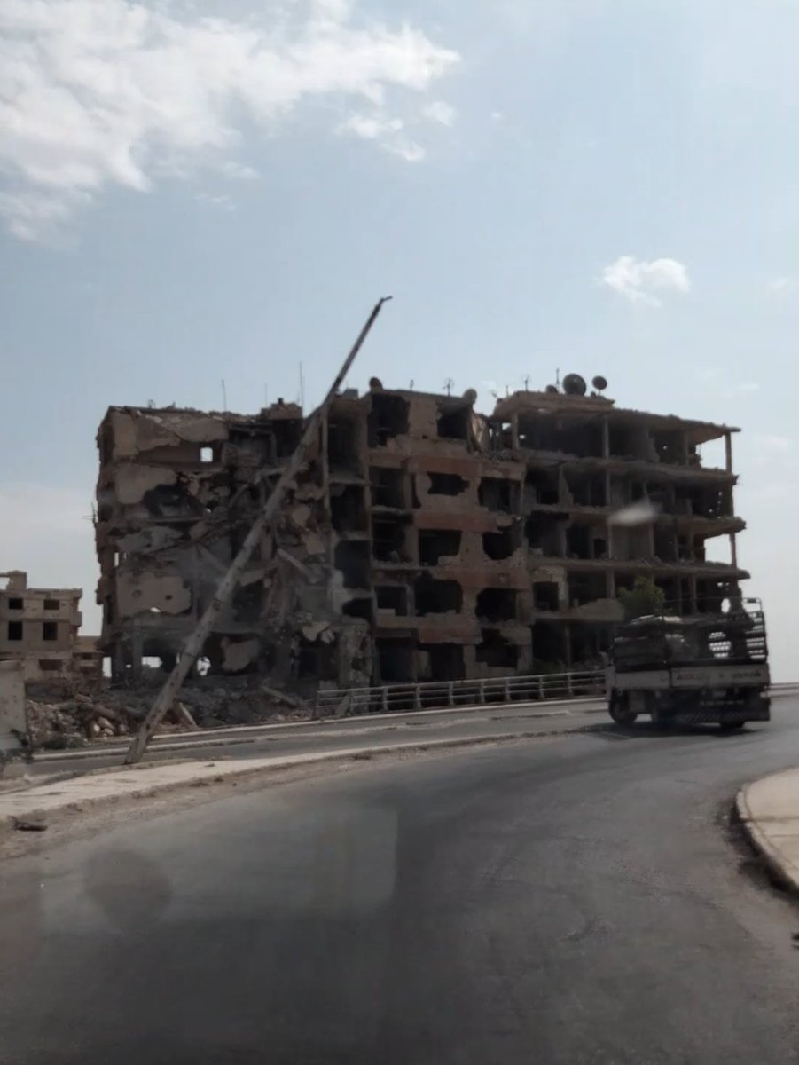 taliaalkho's tweet photo. بعد غياب 10 سنين تجرأت ورحت للغوطة استقبلتني واستقبلتا بالدموع.. 💔
حرستا وزملكا ماضل لاحجر ولابشر ولاشجر🥺
كفربطنا صارت بالأرض
عربين وسقبا الله يرحم بس https://t.co/lcWn3fDD3R