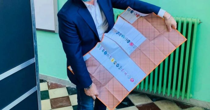 lefrasidiosho's tweet photo. Dice che è più facile ripiegà un bugiardino che la scheda elettorale della Puglia. C'è gente che ha votato stamattina e ancora sta lì #ElezioniRegionali2020 https://t.co/aLeOcpVn9G