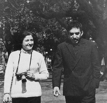"Muchos años después, frente al pelotón de fusilamiento, el coronel Aureliano Buendía había de recordar aquella tarde remota en que su padre lo llevó a conocer el hielo". Gabriel García Márquez camina por Buenos Aires en 1967 con la fotógrafa Sara Facio, durante su única visita.