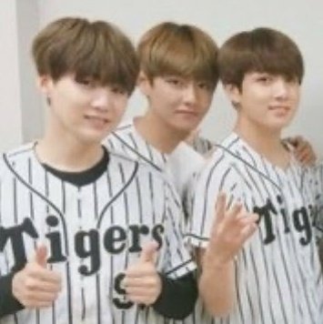 Jungkook threw the first pitch in a Japanese baseball game. Tae looked so proud of him. 