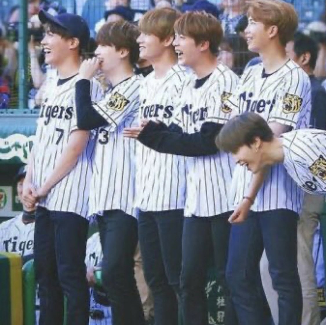 Jungkook threw the first pitch in a Japanese baseball game. Tae looked so proud of him. 