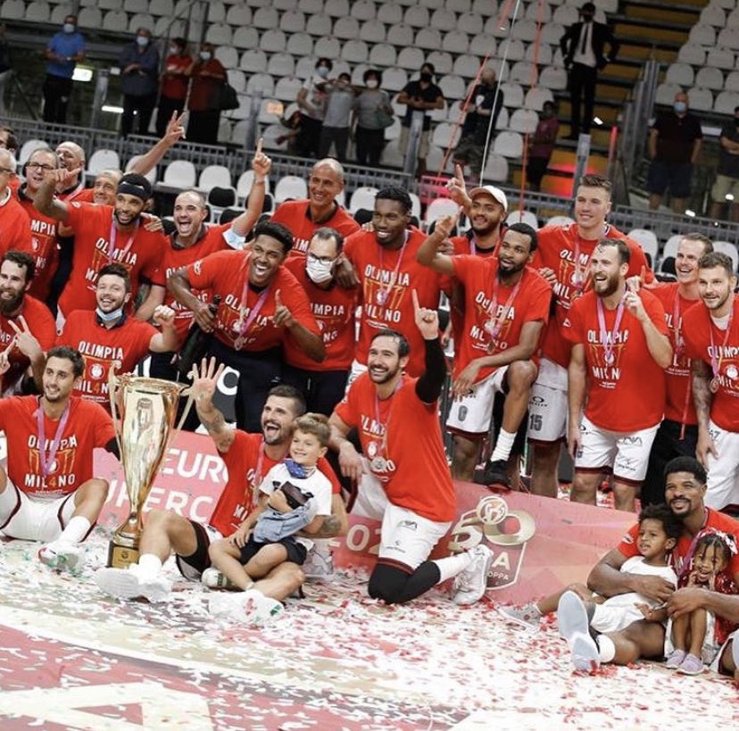 SergioRodriguez's tweet photo. Primo trofeo in Italia! 🏆
Molto contento!
Bravi raga! https://t.co/byxNGeh0B0