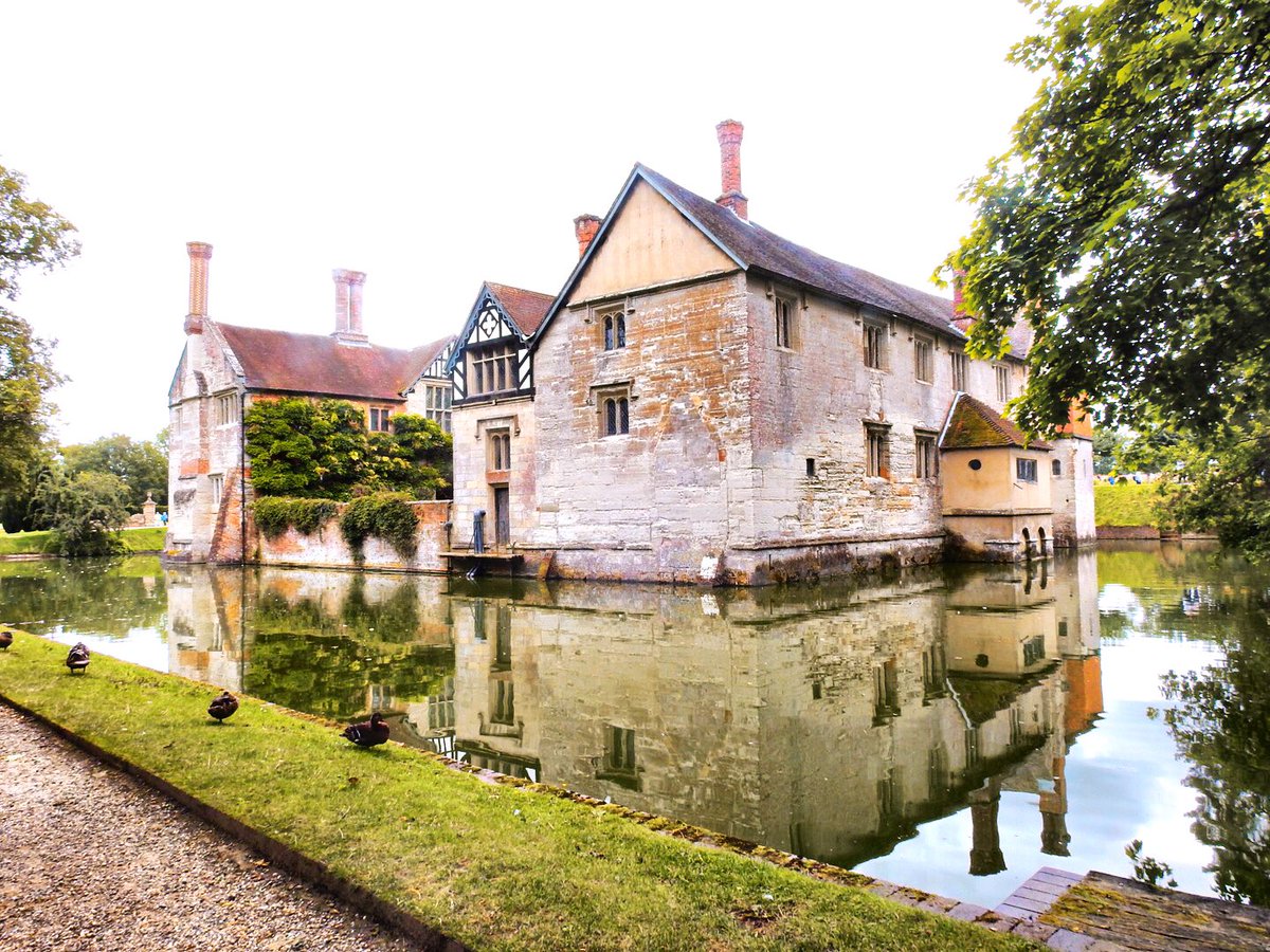 laura_alice24's tweet photo. Visited @NTBaddesley for the first time in August but wasn’t able to go in because of the closures so watching #secretsofthenationaltrust to find out what it’s like inside. Fascinating history. It was photogenic too! 📸 #nationaltrust https://t.co/NXAqLtSdfR