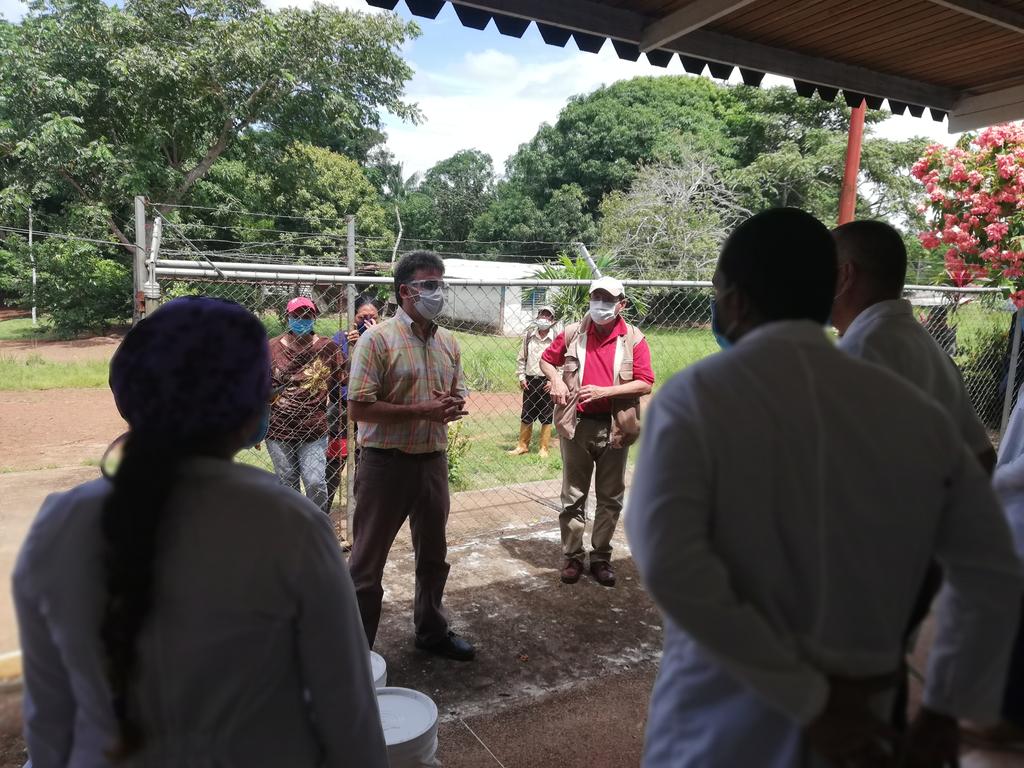 GOB_MiguelR's tweet photo. Estuvimos tres días de intenso trabajo junto a los equipos médicos En #Manapiare y confirmamos una fuerte presencia del COVID-19 en San Juan y algunas comunidades del municipio donde tenemos personal desplegado haciendo pruebas y asignando los tratamientos respectivos. 1/2 https://t.co/BVi7vsPfiw