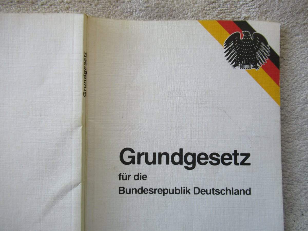 PathLeadingIn's tweet image. Die Wuerde des Menschen ist unantastbar. 
Das GG: