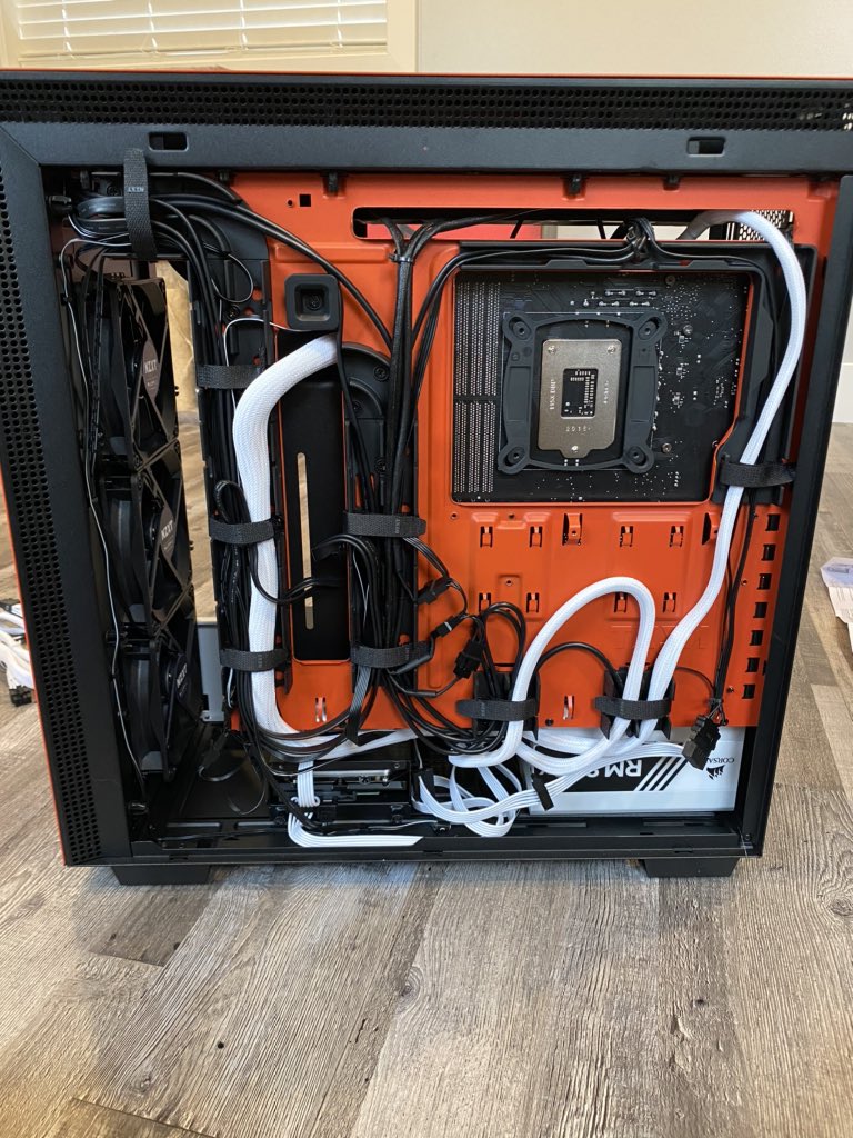 K0USEKI's tweet image. SET UP MY NEW PC !!!!! Just set up the monitor, just have to get a keyboard and new mouse and I’ll be set~~~~!!!! #pcbuild #firstpc #nukacola #fallout4