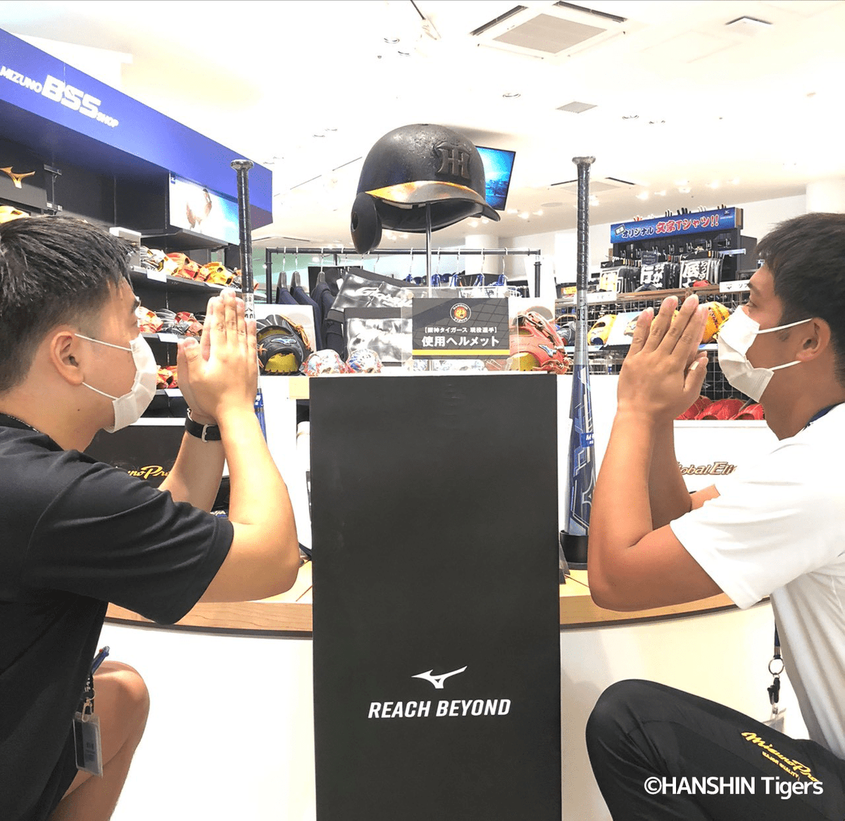 Mizuno_Osaka's tweet photo. ま、、まさか、、
こ、、このヘルメットは、、
 
存在感たっぷり迫力満点のヘルメットが、茶屋町6F野球売場に降臨！
スタッフも拝まずにはいられません！是非、ミズノオオサカ茶屋町へご来店ください。
＃阪神タイガース ＃プロの足跡 ＃使い込ミズノ ＃ミズノベースボール
＃ミズノ ＃茶屋町 https://t.co/ulJVlethDd