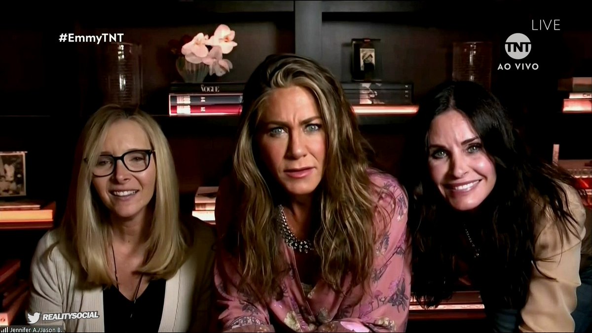 alariescreve's tweet image. JENNIFER ANISTON, COURTNEY COX E LISA KUDROW APARECENDO JUNTAS E AINDA FAZENDO UMA REFERÊNCIA A FRIENDS FALANDO QUE MORAM JUNTAS DESDE 94 🗣️
#Emmys