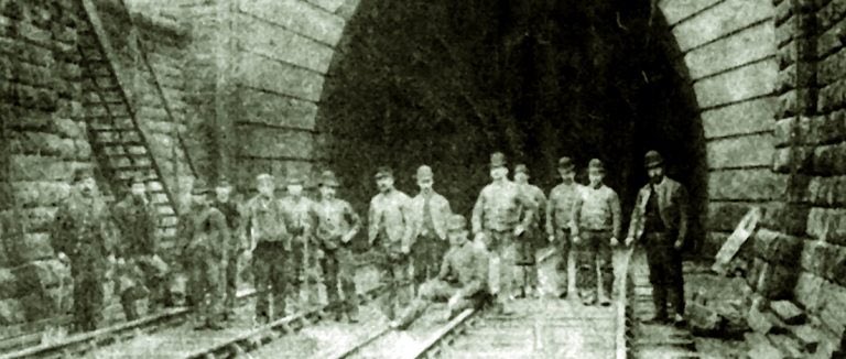 It was particularly popular among railroad workers & navvies, such as these digging the Bramhope Tunnel in England in the late 1840s:/4