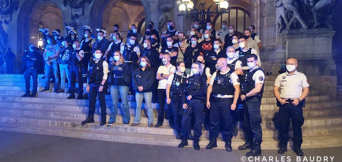 CharlesBaudry's tweet photo. 📸Retour sur le rassemblement des policiers ce soir devant l’Opéra Garnier à #Paris où ils étaient près de 100 personnes. Depuis des semaines / des mois, les policiers demandent notamment la revalorisation de la prime de nuit.
#Police #policiers #OptionNuit. https://t.co/rHCrJHsFe4