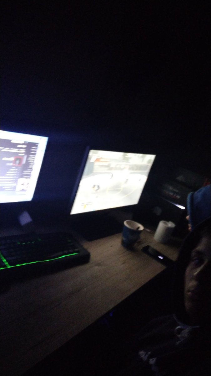 SimonLipovac's tweet photo. Late night gaming session with my guy @LipovacDavid #Blessed #chill https://t.co/FTCctZP4cB