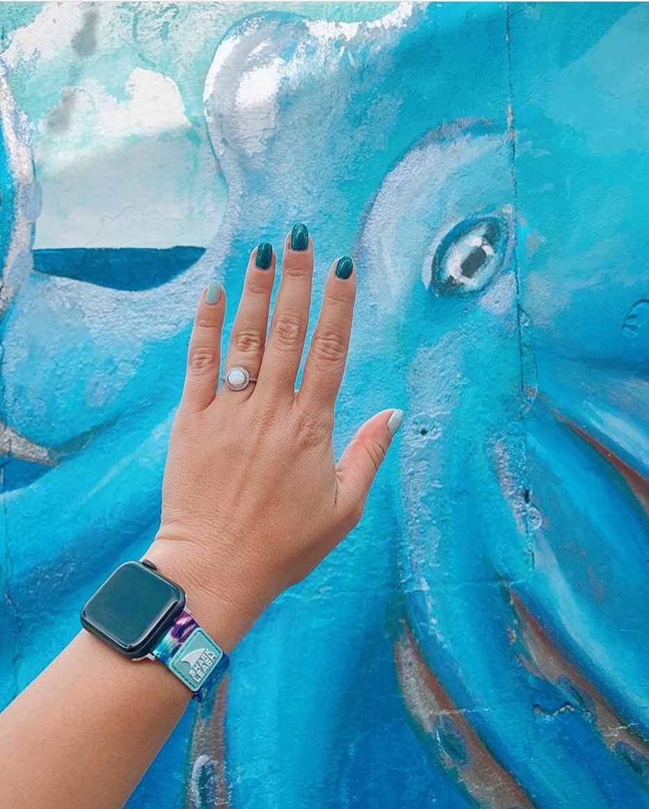 freestyle_watch's tweet photo. Matchy Matchy! Make Your Apple Watch™ r⚡a⚡ d with Freestyle Straps 🤙🦈
📷 @katiesasquid
#swim #applestraps #beachday #surfing #ocean #getsharked #applewatch #wristcandy #applewatchband #apple #beachlife #iwatch #Freestylewatches #sun #myfreestylewatch #sharks #beach https://t.co/ElW6Wbky8R