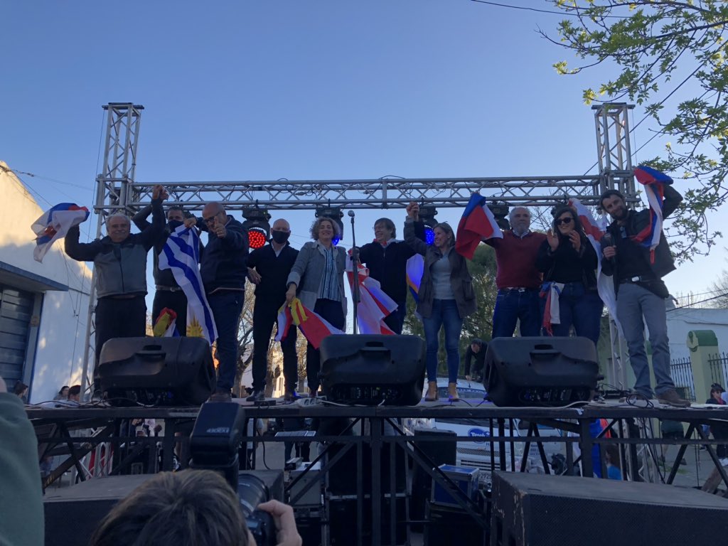 nvazgonzalez's tweet photo. Militar en una fuerza política donde TODOS los candidatos a los Municipios y a la Intendencia cierran una campaña de la mano, en unidad. Eso. 🔴🔵⚪️ https://t.co/KEJb8P3zVN