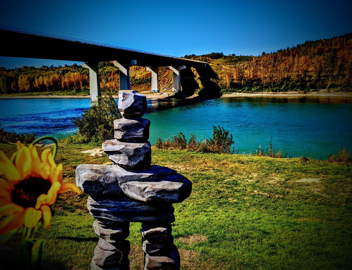 LKeindel's tweet photo. @mikesobel Legend has it that when the leaves turn gold on the #NorthSaskatchewanRiver #dinosaurs appear to take selfies by the #DevonBridge & #LionsPark! Children should not go for walks with baloney in their shoes at this treacherous time. @GlobalEdmonton https://t.co/iBNdqMcUxy