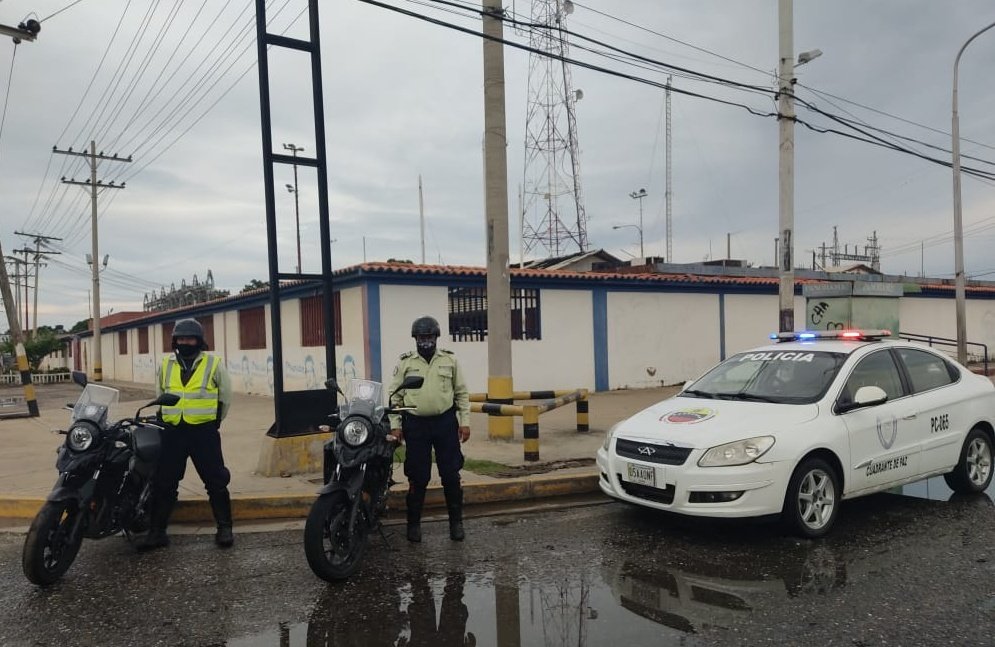 policiacabimas's tweet photo. En #Cabimas se realiza  Despliegue de Seguridad conjunto de #Policabimas y @GNBoficialVE, en resguardo al ciudadano, enmarcados en  #GMCuadrantesDePaz , con Unidades de #PatrullajeInteligente  

#SomosLuchaAntiimperialista
@MIJPVenezuela_ 
@Visipol_MIJP 
@GralMolina
@pedrokelsem https://t.co/6tY5RdXVOP