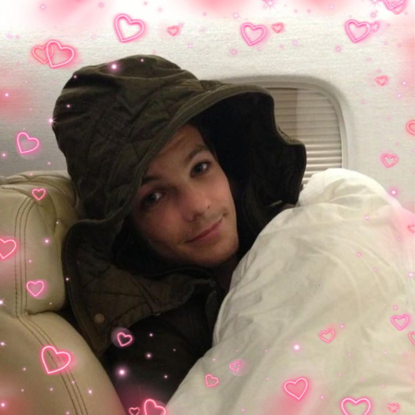 soft louis pics for ur widgets or to make ur day better ✿:*ﾟ:༅｡.｡｡*･ﾟﾟ･⭑ a thread!