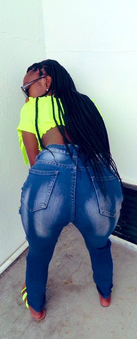 ITS MY BIRTHDAY TOMORROW KISS ME ASS 😘💚💙 https://t.co/UzWhw0zQkF