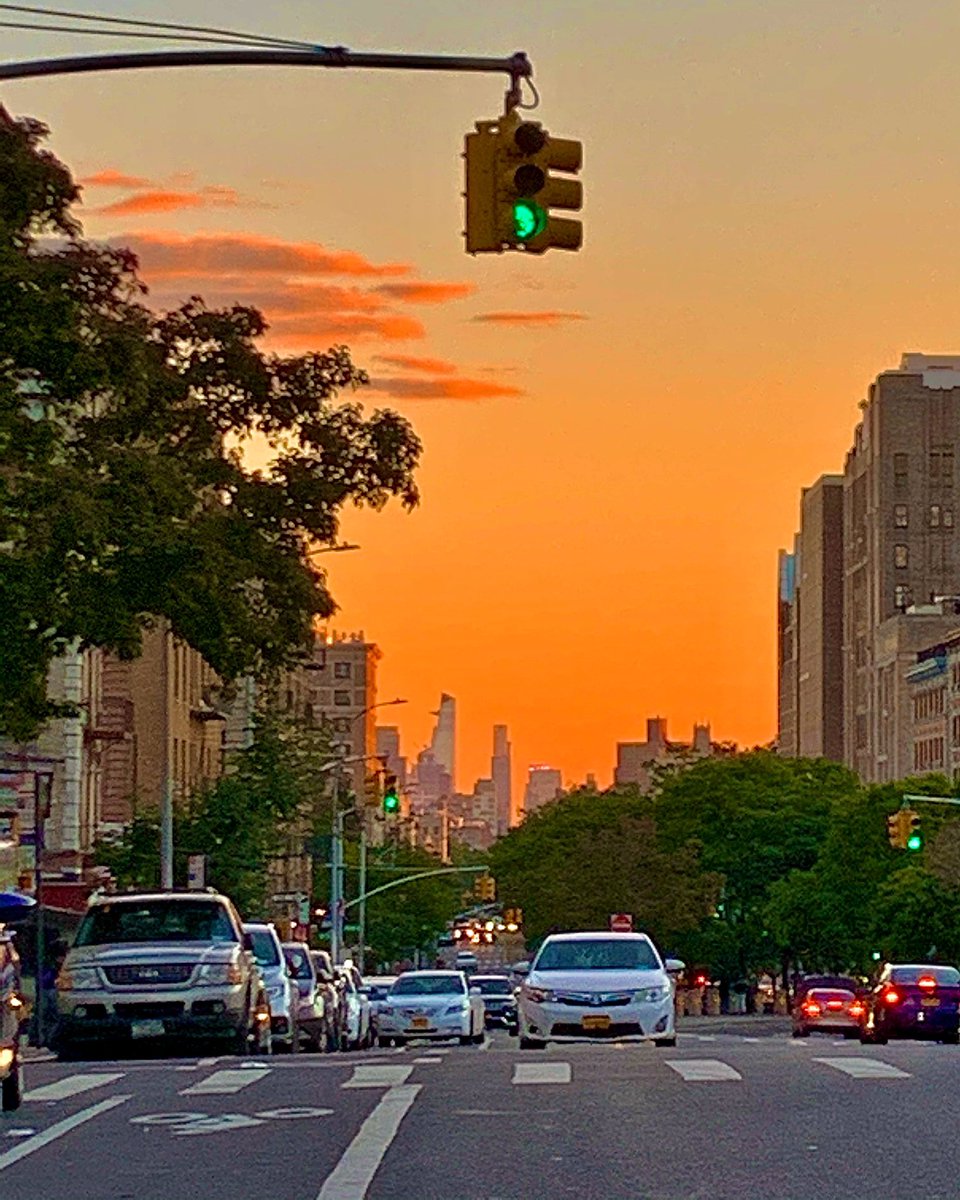 KevinClamato's tweet photo. #Sunset in #NYC. This is my block in #Manhattan looking south, toward the #skyscrapers of the #Midtown #skyline. Amazing fire orange sky just at the right second this evening! #NYCSunset #ManhattanSunset #NYCSkyline ๐ https://t.co/wwCak1dtv9