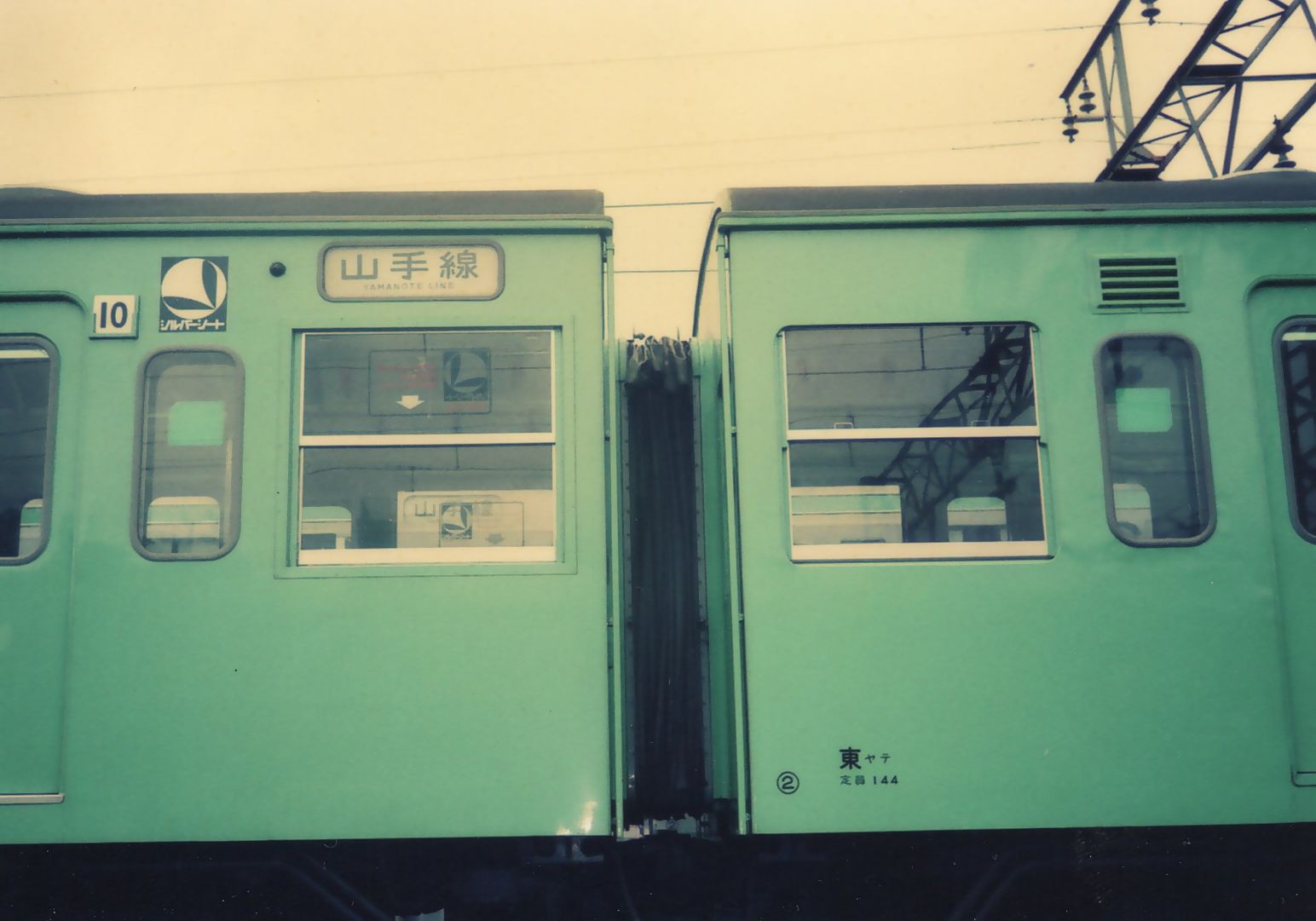 Twitter 上的 しぶ 鉄道 バス垢 現在の優先席がシルバーシートと呼ばれていた頃の写真です 通勤型では基本的に先頭車の車端部に設置 近郊型では路線によって設置の有無があった シルバーシートから優先席へと変わる過度期 両方が存在した車両も 番外編