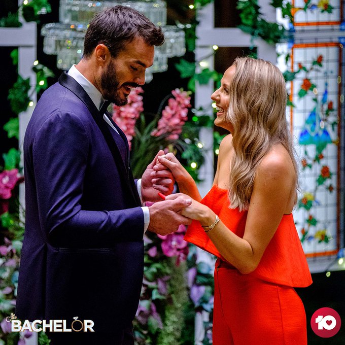 Bachelor Australia - Locky Gilbert - Season 8 - Izzy Sharman-Firth - *Sleuthing Spoilers* - Page 2 EiZS4KPUcAAnZ8g