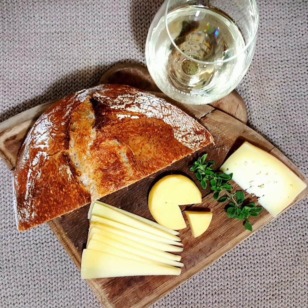 Pan, queso y Torrontés.