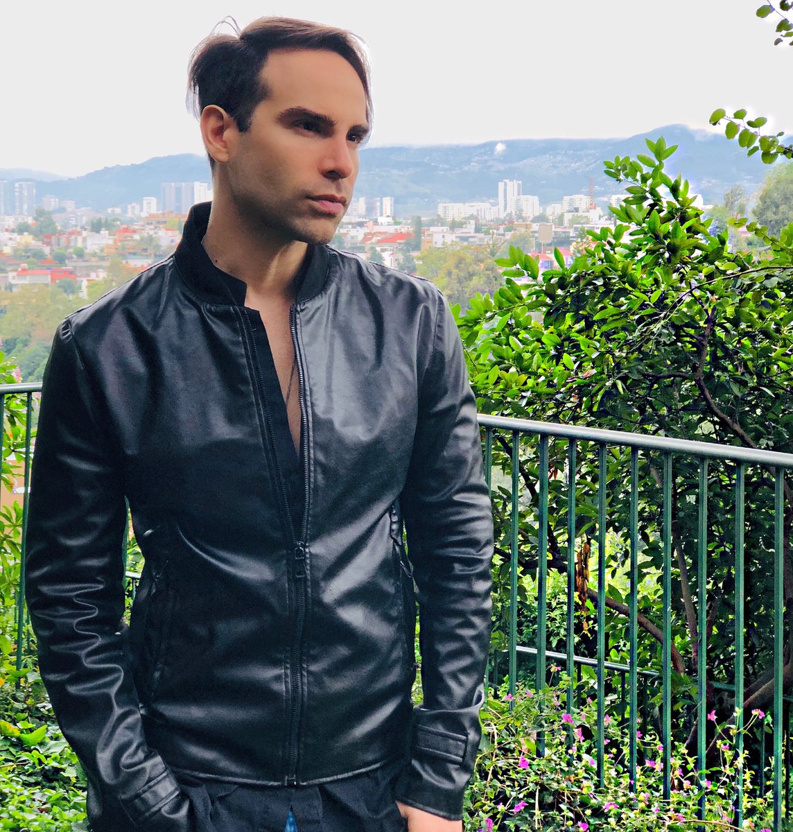 Siempre Mira Al Horizonte, A Lo Que Viene A Lo Que Sigue, Pero Sobretodo NO Te Olvides JAMÁS Por Nada El Vivir El Presente... #streetfashion #fashiorismo #mensfashion #menwithstyle #RobertlaklaveStyle #robertlaklave #robertlaklavestylee #menshair #menstyle #picoftheday #future https://t.co/iFWbLRdXqg