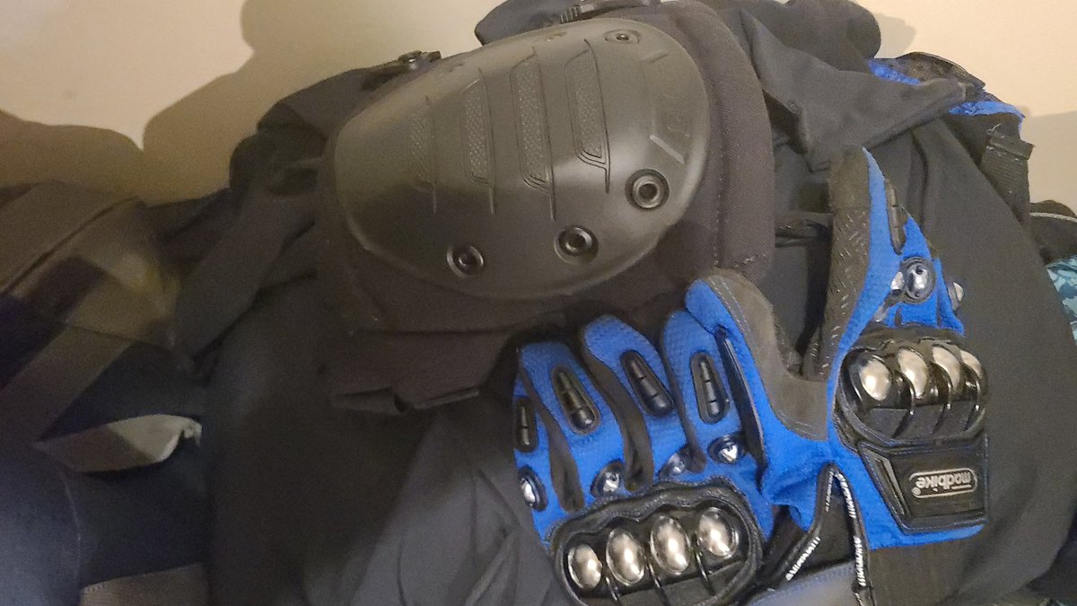 zthRLSH's tweet image. OPINIONS!!

So I'm wondering what would look better. Painting my knee pads completely, of just a tripe across it
(Matching blue)