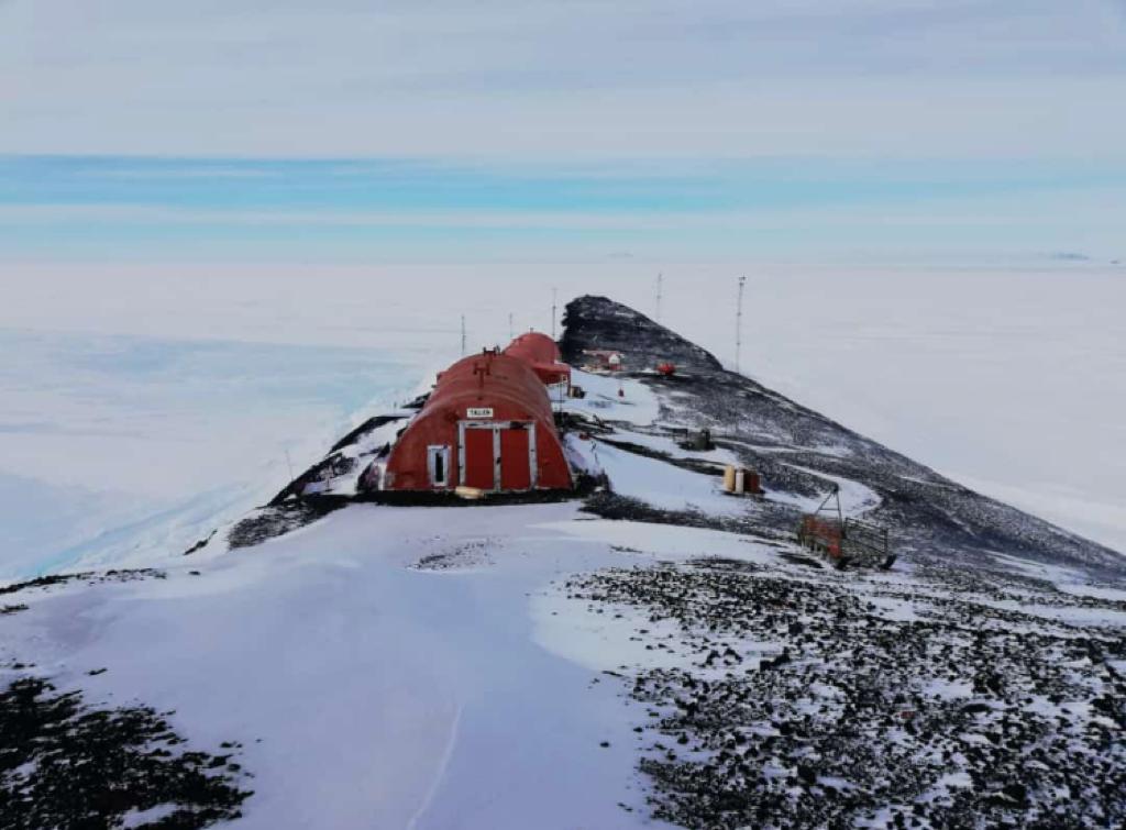 sebamarinsek's tweet photo. Es domingo, pero la #Antártida no descansa. La tripulación del Twin Otter de #BaseMarambio realizó hoy mediciones de precipitación en #BaseMatienzo. Valioso para el monitoreo de glaciares del Instituto Antártico Argentino con apoyo del @cocoantar @cancilleriaARG @FuerzaAerea_Arg https://t.co/BTmDCVLhFp