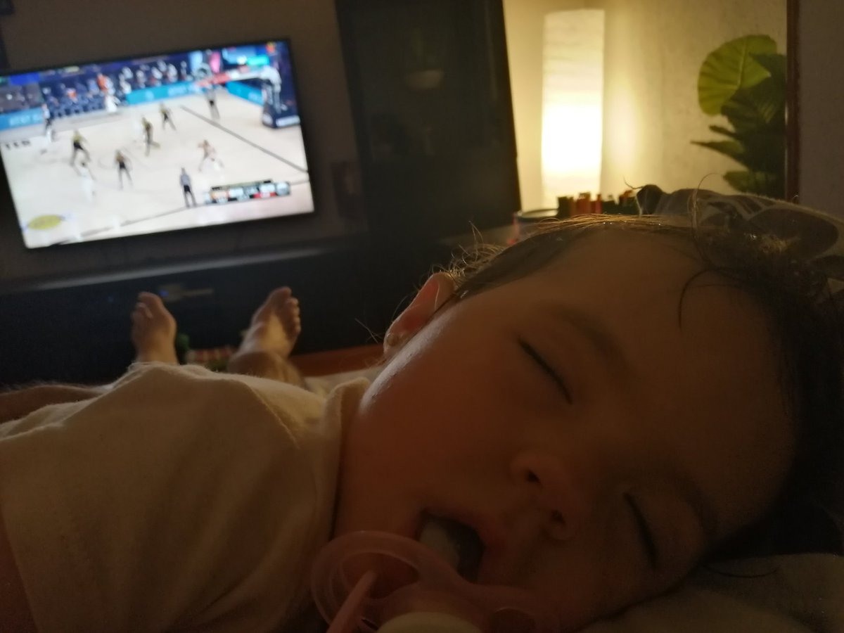 #TiempoDePlayoffs <a href="/MovistarNBA/">NBA en Movistar Plus+</a> Que mejor manera que ver el partido con una de mis gemelas para que no se despierte y me pierda algo!!! XD