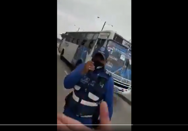 eluniversocom's tweet photo. ¿Los ciudadanos pueden filmar con sus teléfonos a los agentes de tránsito si creen que están cometiendo un abuso?, en #Ecuador ► https://t.co/hCiirgZoTJ https://t.co/tfRYzUPdT3