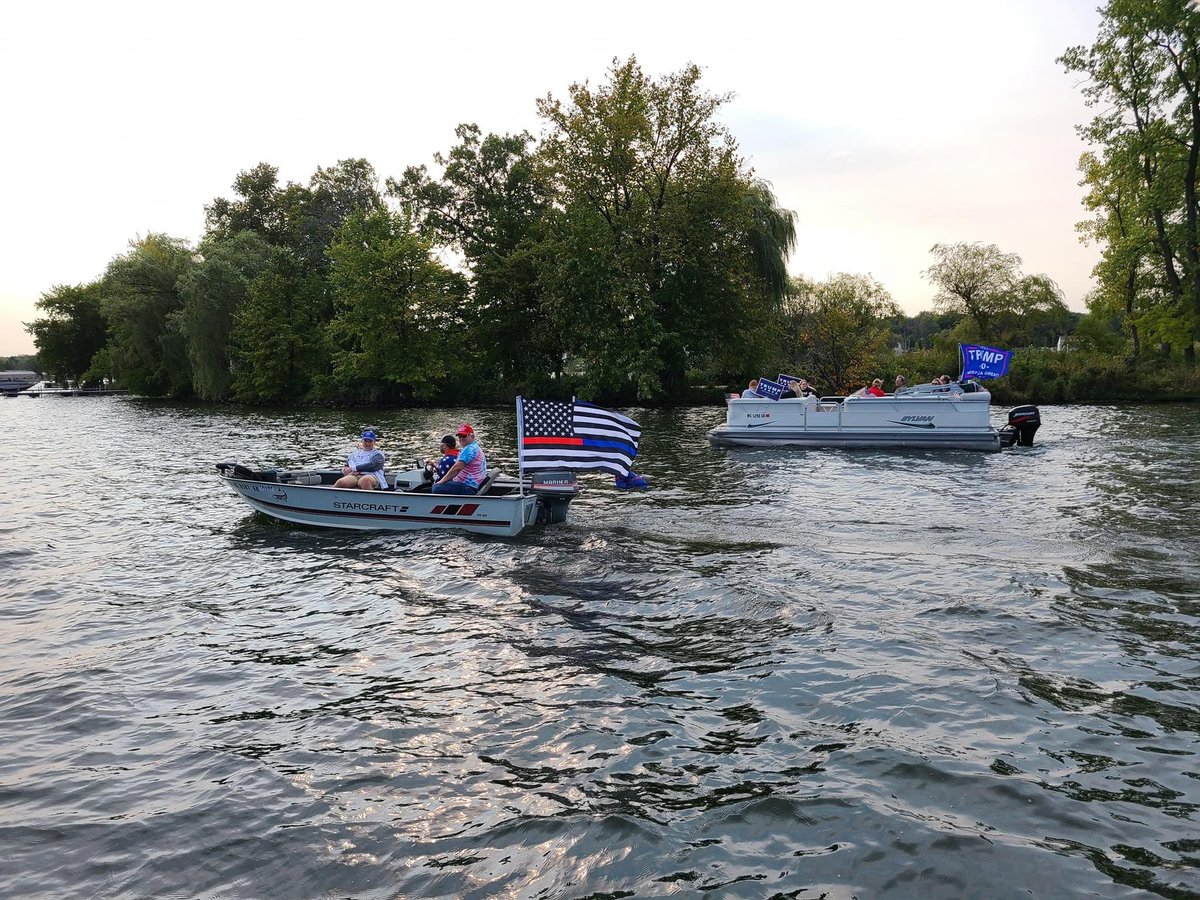 RyanBooj's tweet photo. Another Sunday Funday Trump Boat Parade!! Thank you Little Muskego again!! #LeadRight #KAG2020 #MakeAmericaGreatAgain https://t.co/tlkdNz1ono