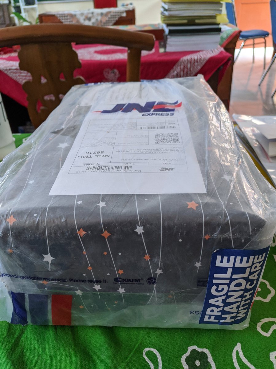 FebdityaAji's tweet photo. Kaget tiba2 ada paketan di meja kantor padahal aku ga pesan apa2 ternyata dr doi 
Makasih loh yaa ❤️ https://t.co/NcgZ2Gl2H0