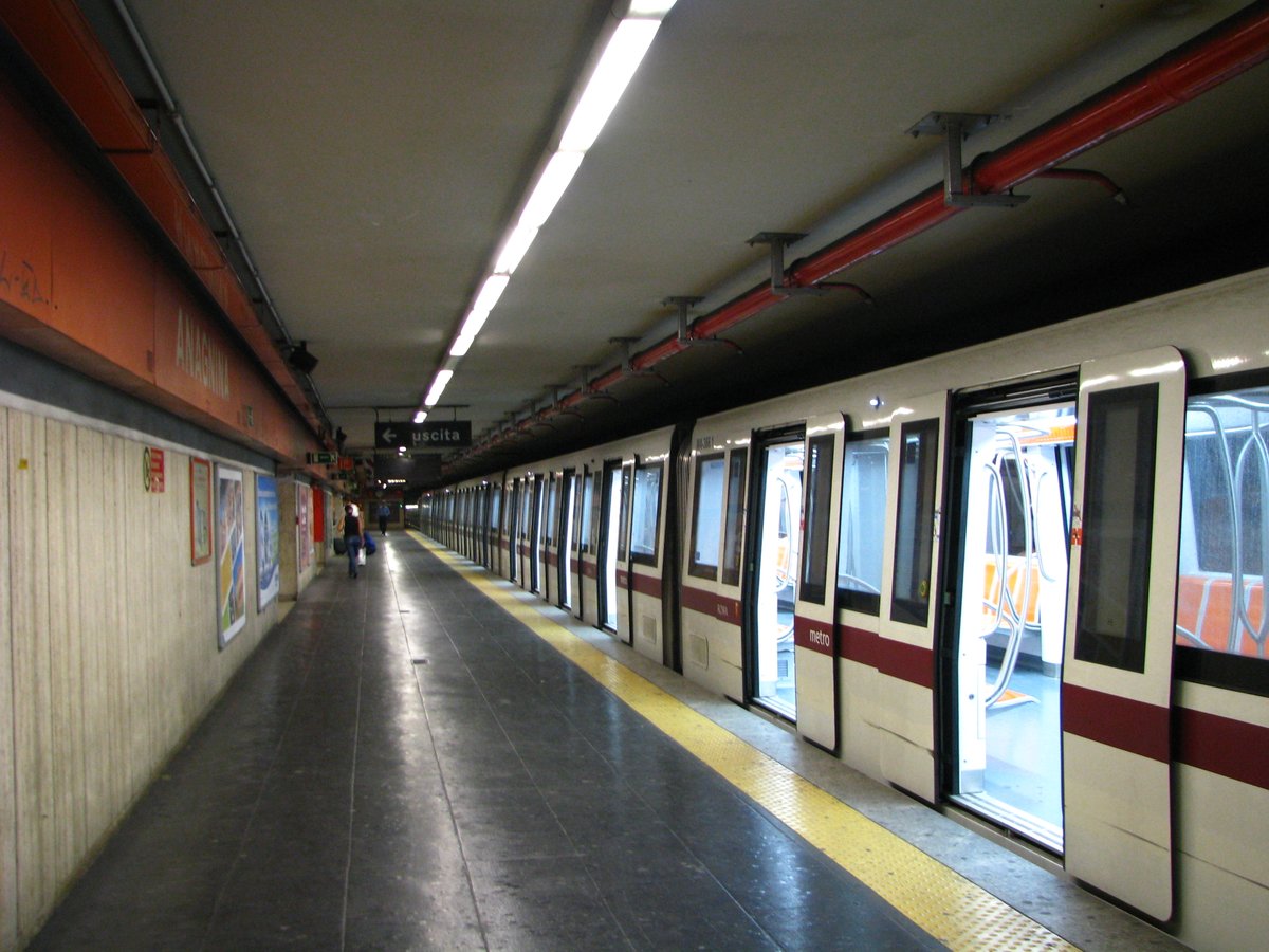 11/ The whole line A between Cinecittà and Ottaviano-San Pietro was finally opened in 1980. In the following years, despite grandiose plans, the network kept growing at an incredibly low pace, with the first extension of line B north of Termini opening only in 1990