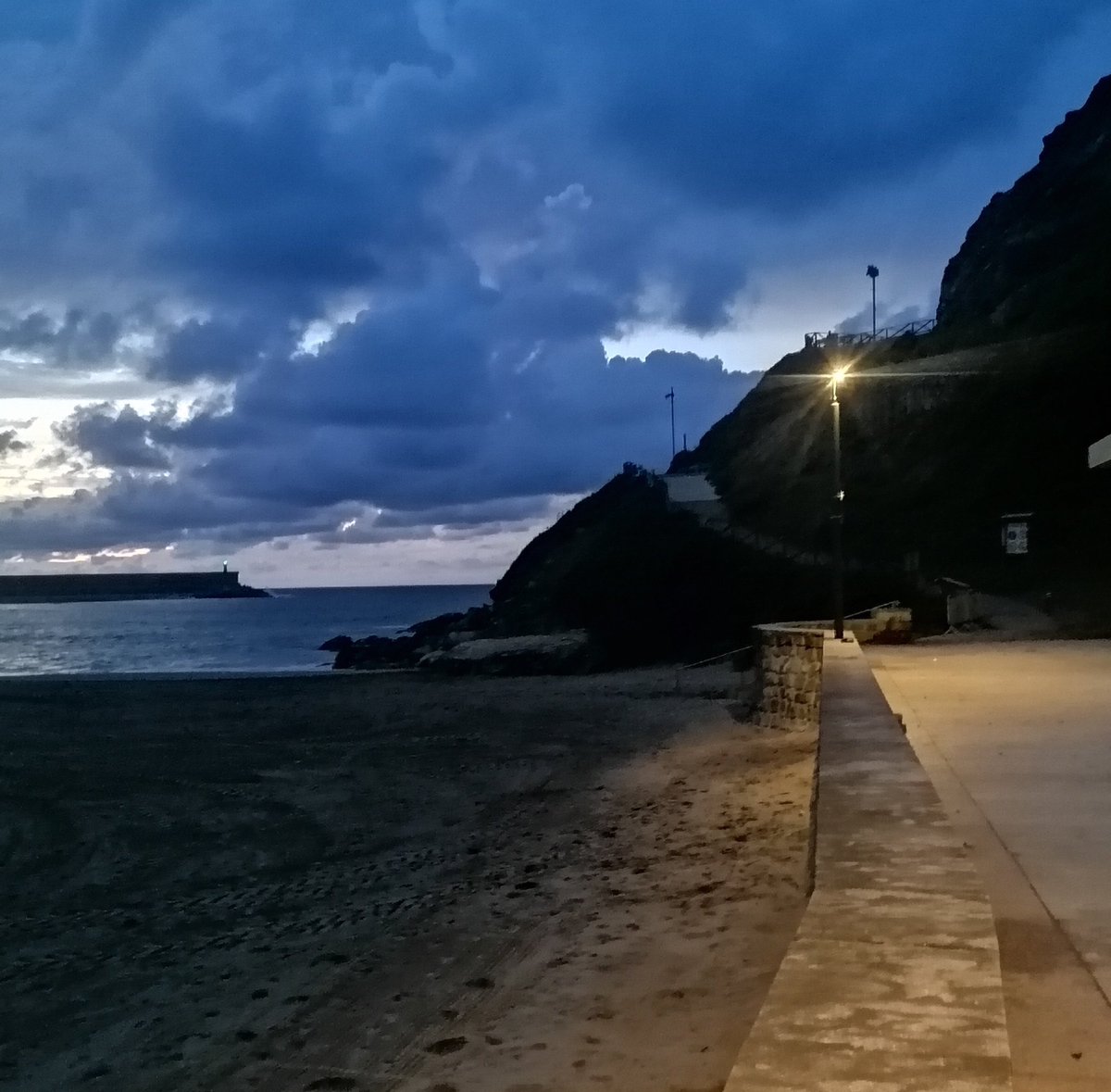 kmartinena's tweet photo. 😍💙🌊⚓🐳🌅👙🍷 #atarcederes #iluntzea #orio #EuskalHerria https://t.co/Fprj13L5rO