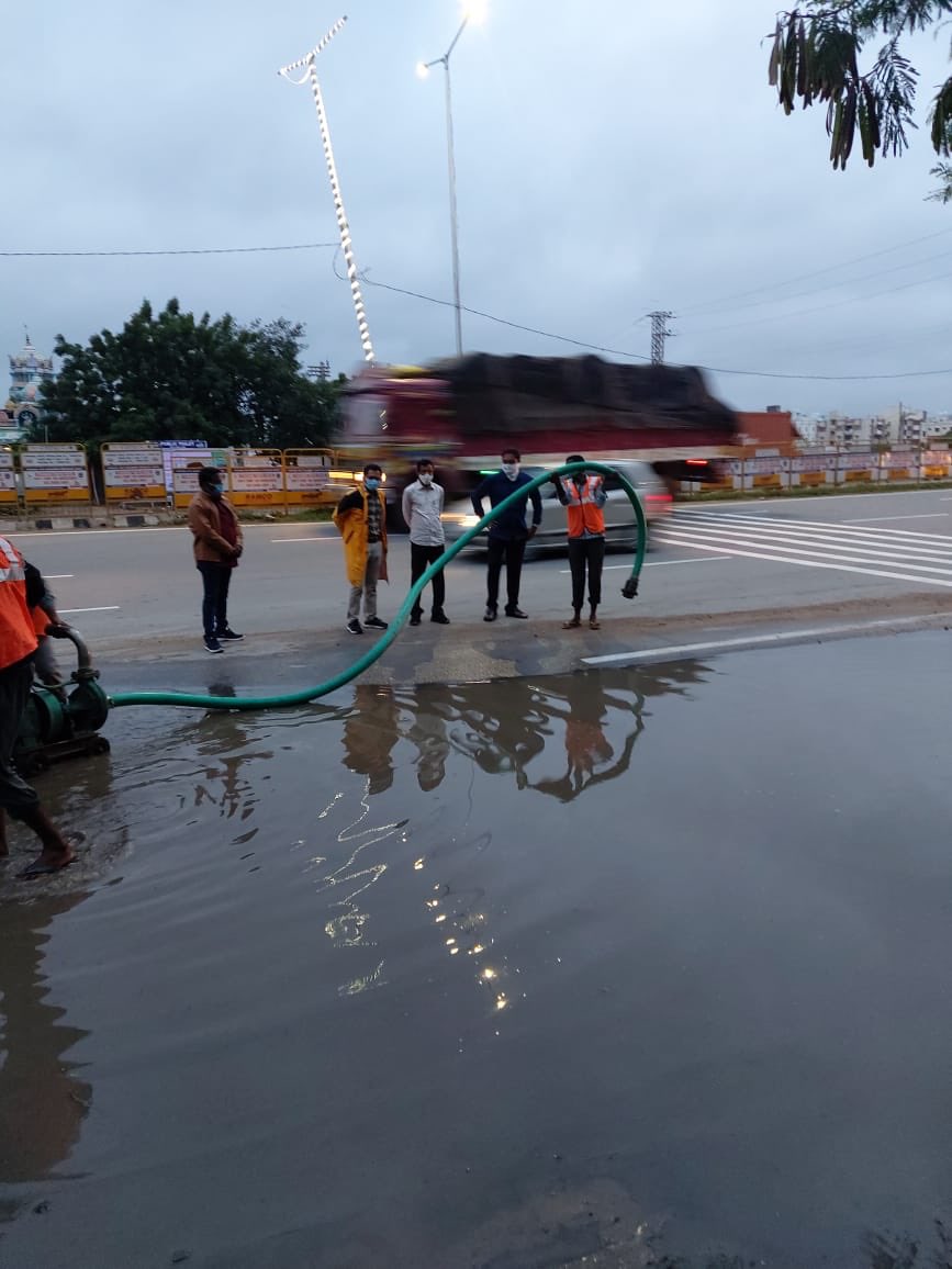 Early morning inspections of Nalas/water stagnation points along with Engineers/Town Planning/Sanitation team. @KTRTRS @bonthurammohan @arvindkumar_ias @ZC_SLP @CommissionrGHMC