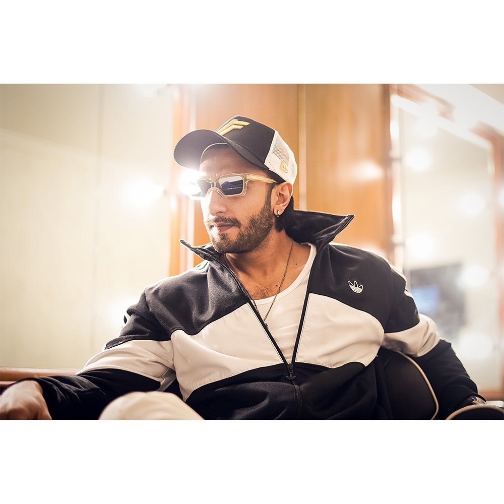 Movieupdates69's tweet image. @RanveerOfficial looking super cool.

#ranveersingh #handsomehunk #funkstyle