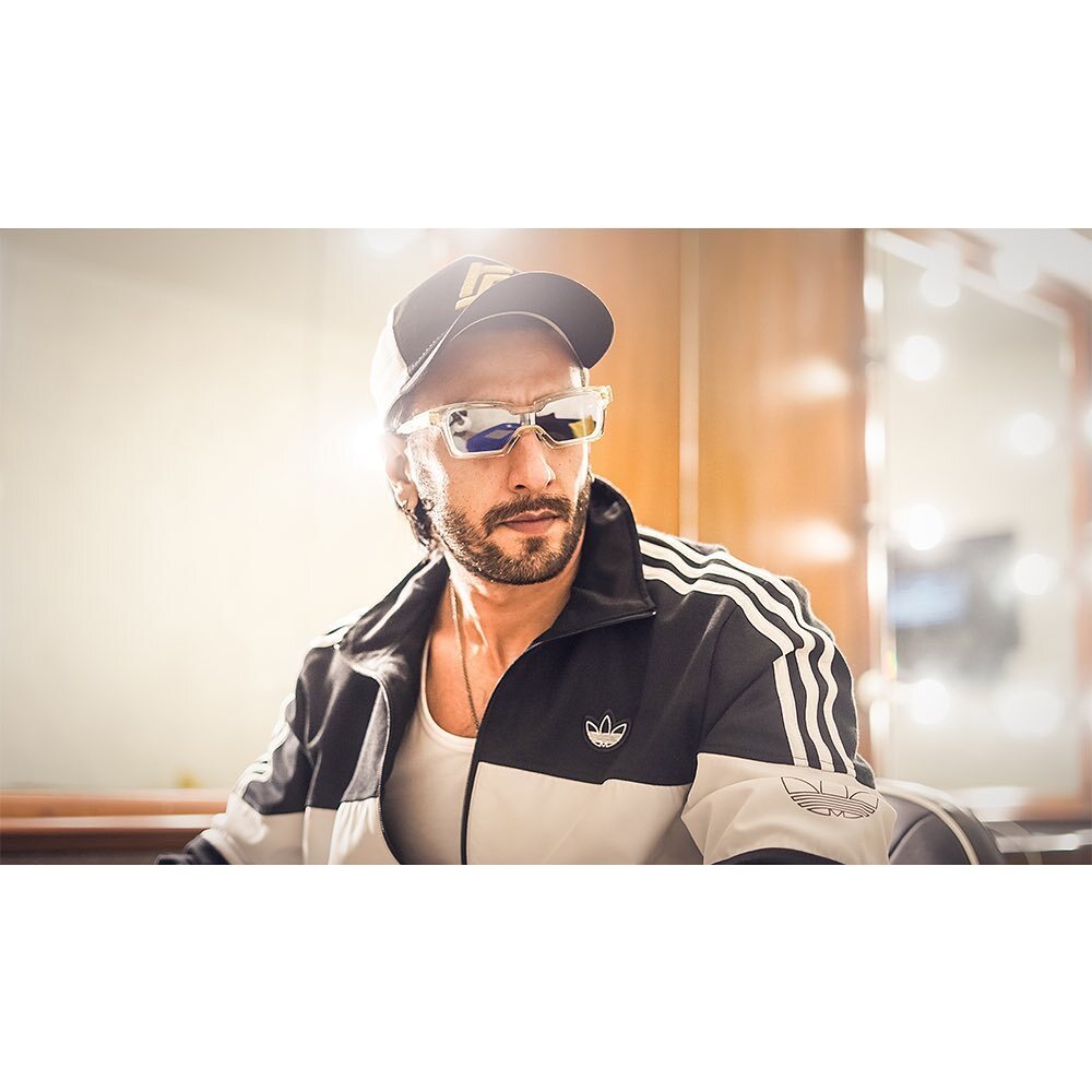 Movieupdates69's tweet image. @RanveerOfficial looking super cool.

#ranveersingh #handsomehunk #funkstyle